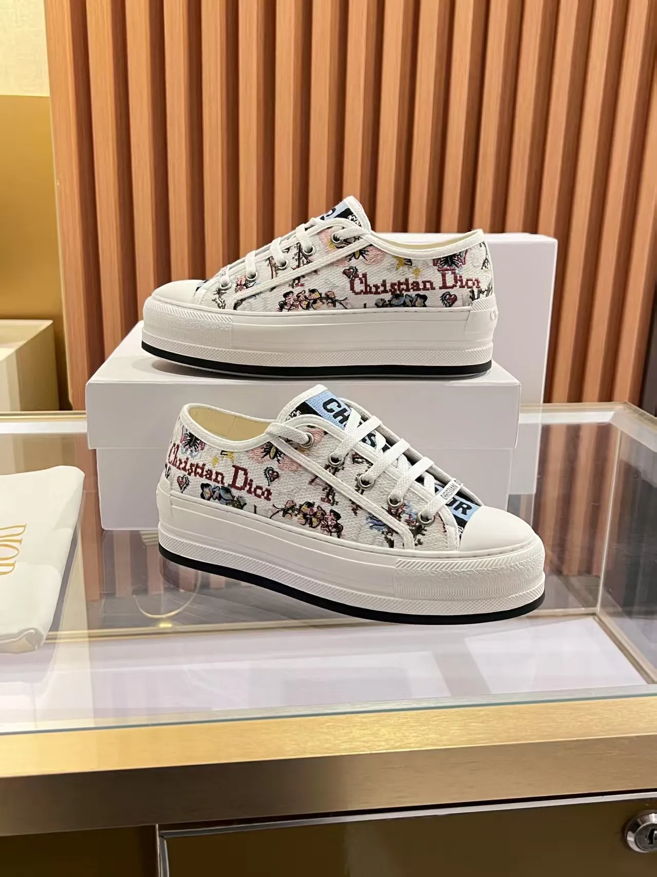 👟👟Ex-factory price 520👟👟 Walk‘n’Dior embroidered mid-top casual shoes are new in 2025. On the fashion stage, Dior embroidered shoes are the well-deserved protagonist. Delicate stitching is used on the upper, every stitch is devoted to the craftsman's efforts, and every thread is woven with artistic poetry. From complex floral patterns to smart geometric textures, embroidery is like the magic that gives shoes life, allowing them to show dynamic beauty even in static conditions.   Wearing Dior embroidered shoes feels like stepping into a dream world full of art. It is not only a pair of shoes, but also a walking piece of art that perfectly integrates fashion and culture. Whether you are strolling on the bustling city streets or attending important social occasions, Dior embroidered shoes can add unique charm to your style and become the focus of everyone's attention.   Choosing Dior embroidered shoes means choosing a persistent pursuit of quality and a unique understanding of fashion. Let it accompany you through every wonderful moment and leave your own fashion mark.  Material: Sheepskin lining, feet, silk cowhide, size 35-41, heel height 5cm